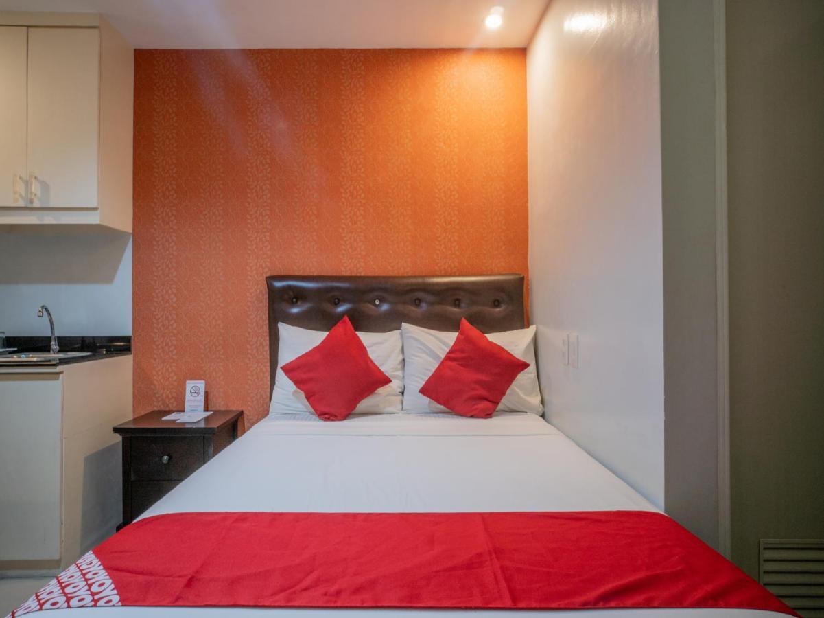 Oyo 697 Obrero Suites Davao Экстерьер фото