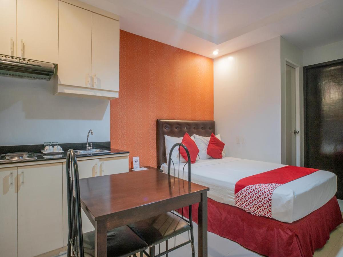 Oyo 697 Obrero Suites Davao Экстерьер фото