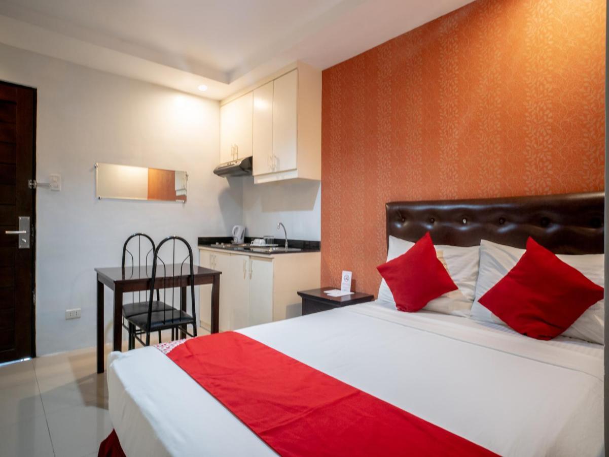 Oyo 697 Obrero Suites Davao Экстерьер фото