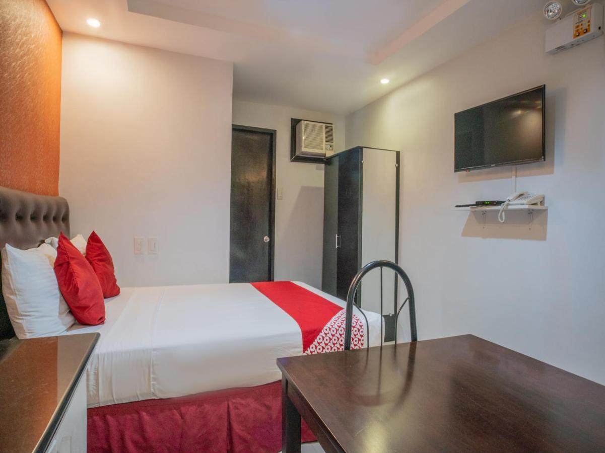 Oyo 697 Obrero Suites Davao Экстерьер фото