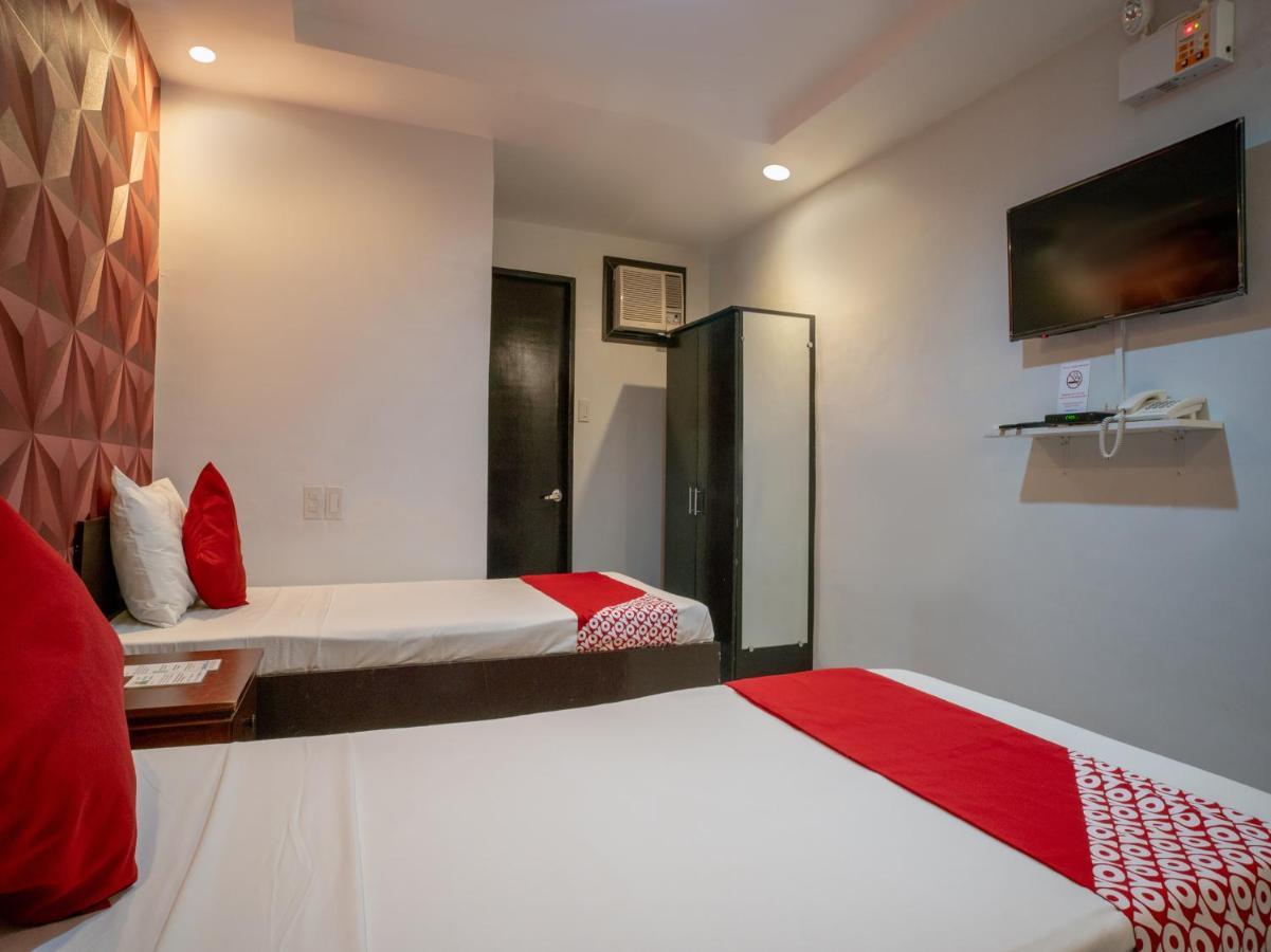 Oyo 697 Obrero Suites Davao Экстерьер фото