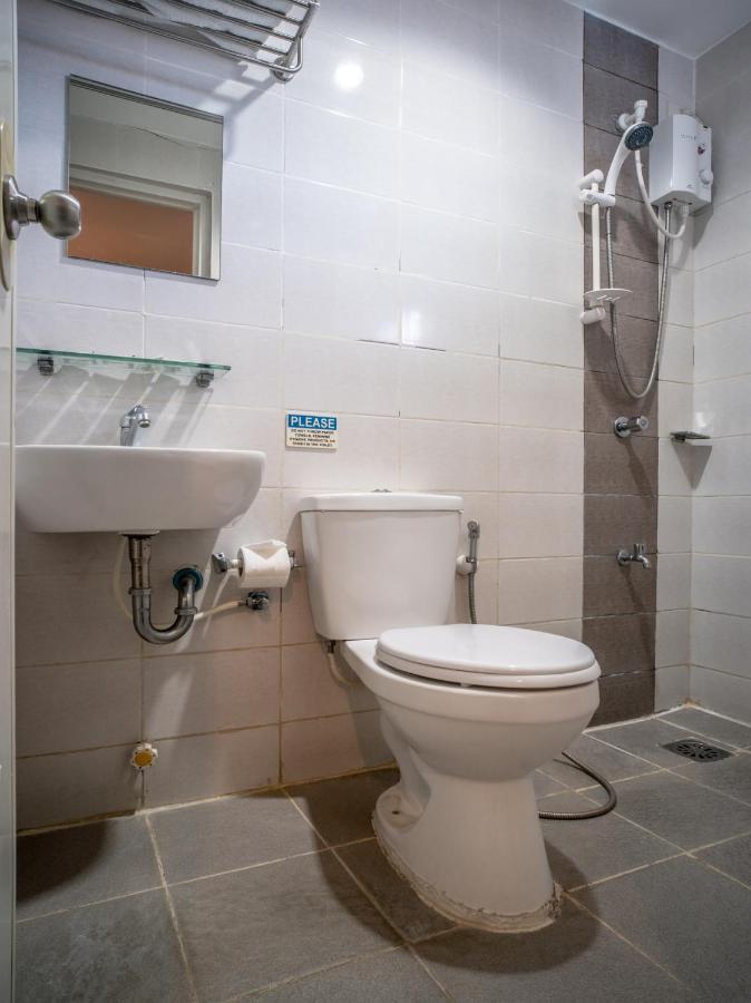 Oyo 697 Obrero Suites Davao Экстерьер фото