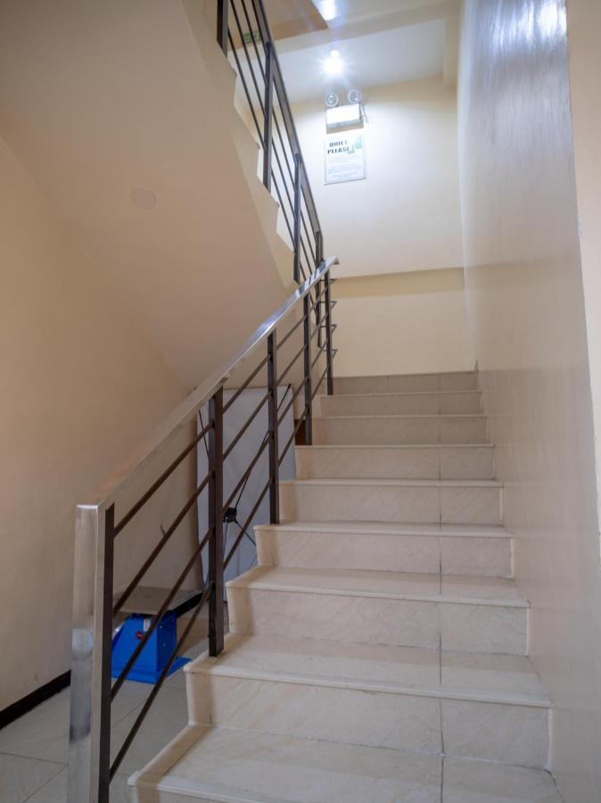 Oyo 697 Obrero Suites Davao Экстерьер фото