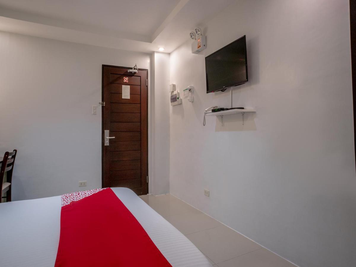 Oyo 697 Obrero Suites Davao Экстерьер фото
