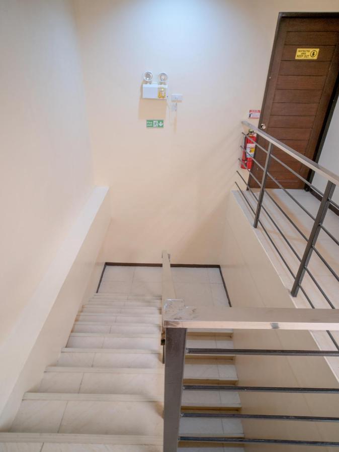Oyo 697 Obrero Suites Davao Экстерьер фото