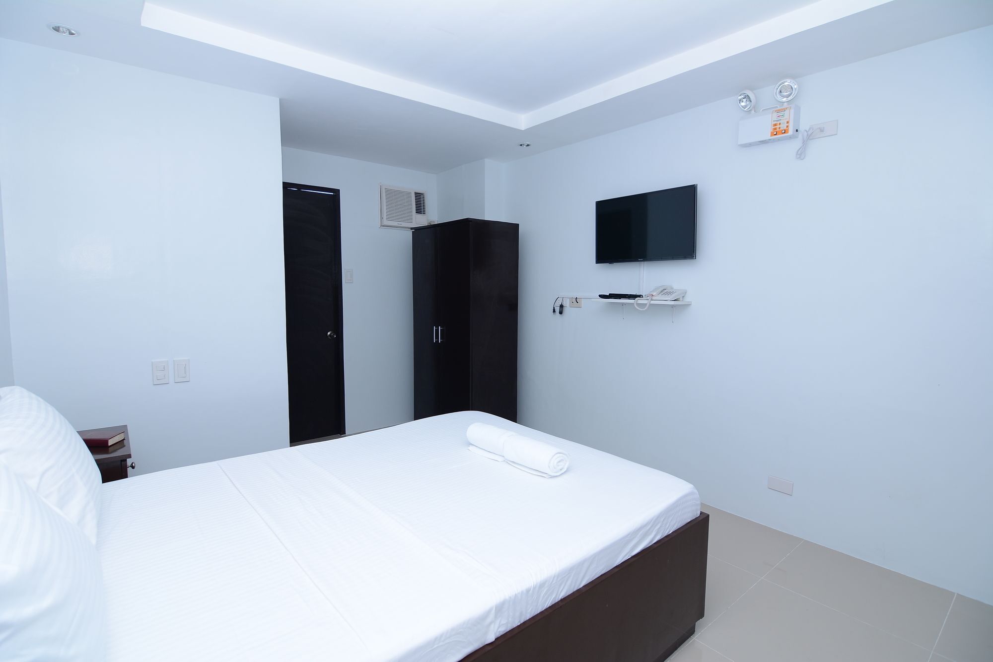 Oyo 697 Obrero Suites Davao Экстерьер фото